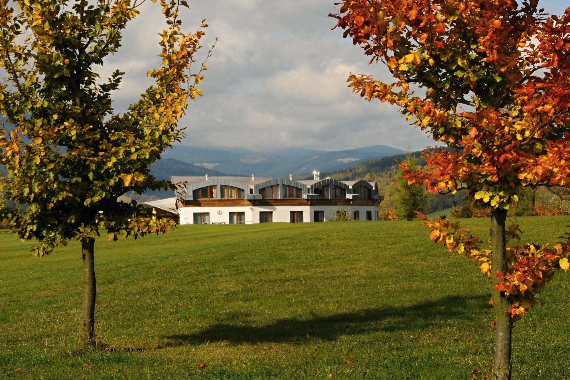 Grund Resort Golf And Ski Mladé Buky Exterior foto